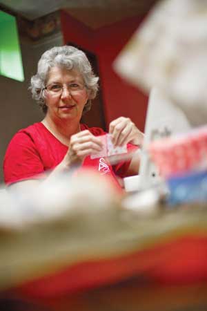 Hopkins nurse Debbie King shares her quilting skills with fellow nurses.